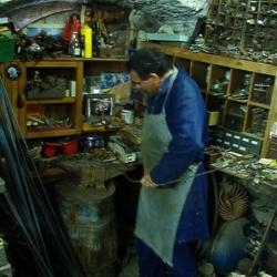 Diego Zeni al lavoro nella sua officina